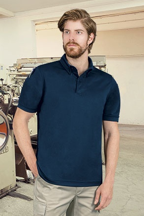 Homem usando polo azul escuro de manga curta em ambiente industrial