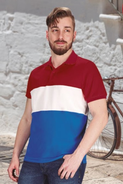 Polo bicolor vermelho, branco e azul usada por homem junto a bicicleta num espaço exterior