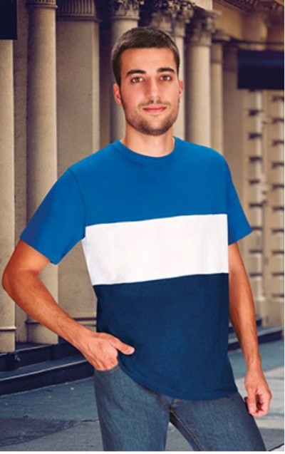 Homem com camisola às riscas azul claro, branco e azul escuro num cenário urbano com colunas.