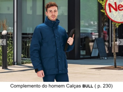 Homem com casaco azul escuro em ambiente urbano, segurando objeto preto