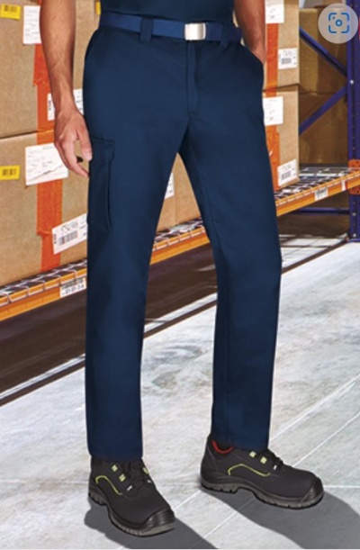 Calças de trabalho azuis com cinto e sapatos de segurança pretos em armazém