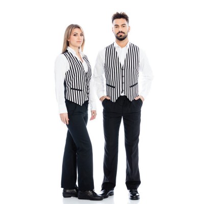 Homem e mulher com coletes às riscas verticais a posar em fundo branco