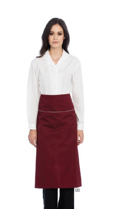 Mulher com camisa branca e saia avental vinho longo