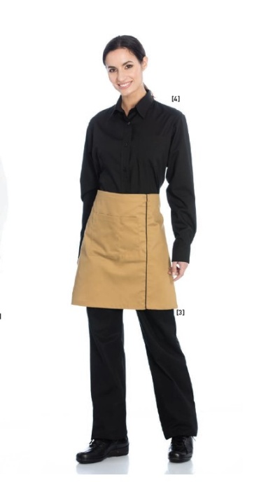 Mulher com camisa preta, calças pretas e avental bege