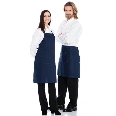 Homem e mulher em fundo branco com aventais azuis escuros e roupas de trabalho