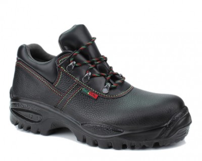 Sapato de segurança preto com sola antiderrapante e cadarços coloridos.