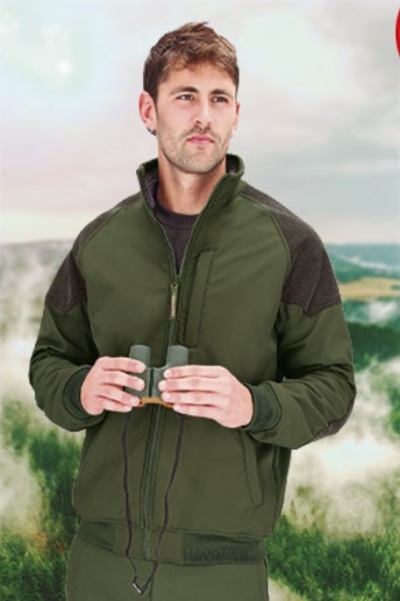 Homem com casaco verde e binóculos numa paisagem natural