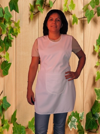 Mulher com avental branco e t-shirt bege frente a fundo de madeira com folhas verdes