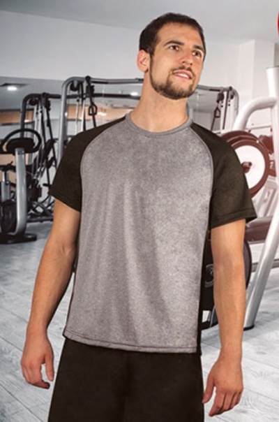 Homem a usar t-shirt cinzenta com mangas pretas numa academia