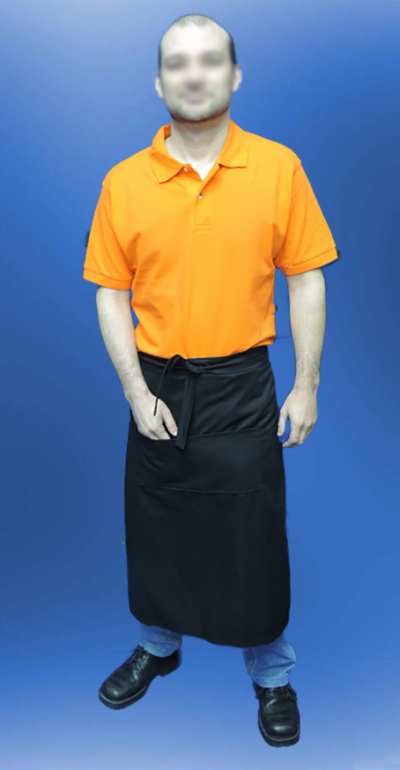 Homem com camisa polo laranja e avental preto