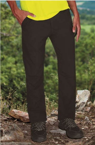 Calças pretas compridas em ambiente natural rochoso