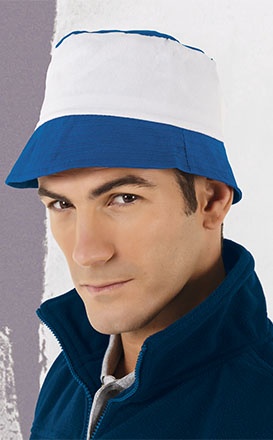 Homem com chapéu bucket branco e azul e casaco azul escuro