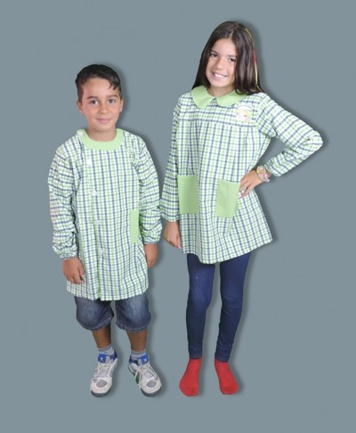 Duas crianças com batas escolares amareladas de padrão de grade verde