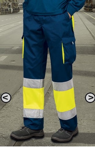 Calças de trabalho azuis com detalhes amarelos fluorescentes e faixas refletoras cinza, usadas com calçado de segurança.