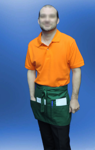 Homem com t-shirt polo laranja e avental verde escuro com bolsos