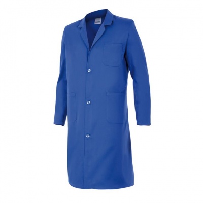 Bata azul comprida com três botões e bolsos frontais sobre fundo branco