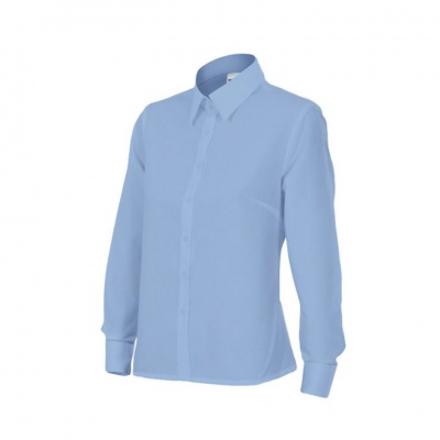 Camisa azul clara de manga comprida com botões e gola clássica