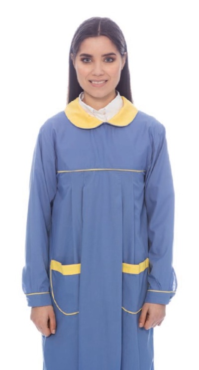 Pessoa com vestido azul com gola e bolsos amarelos em fundo branco