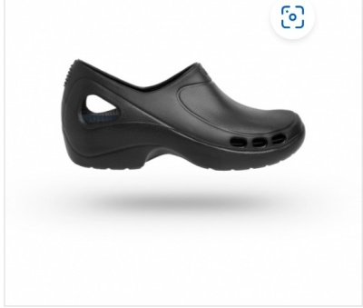 Sapato preto tipo sabugo com aberturas para ventilação e sola grossa em borracha