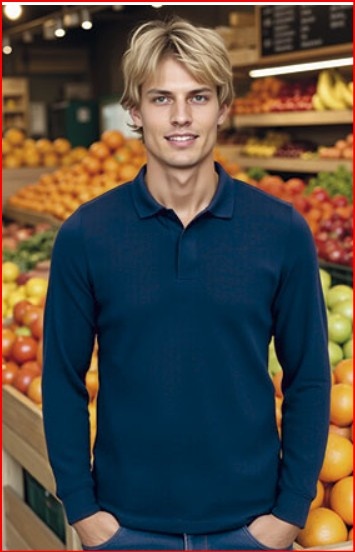 Homem jovem com camisola azul polo em mercearia com frutas ao fundo