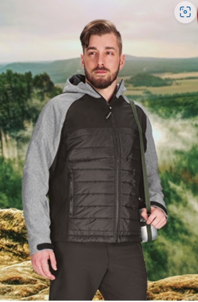 Homem com casaco acolchoado preto e cinza com capuz e calças pretas em paisagem natural