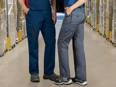 Dois homens com calças de trabalho em armazém com prateleiras e caixas