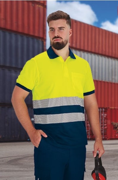 Homem com camisa polo de alta visibilidade amarela e azul escuro com faixas reflexivas