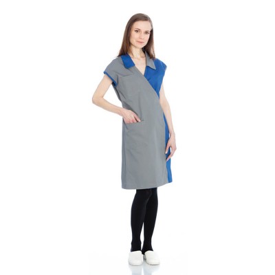 Vestido camisola bicolor azul e cinza com bolsos, mulher em fundo branco.