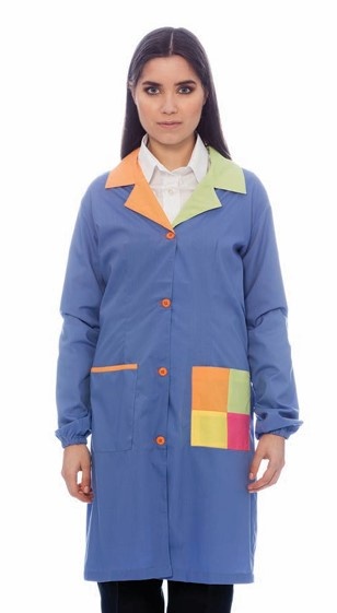 Casaco comprido azul com detalhes coloridos em modelo feminino