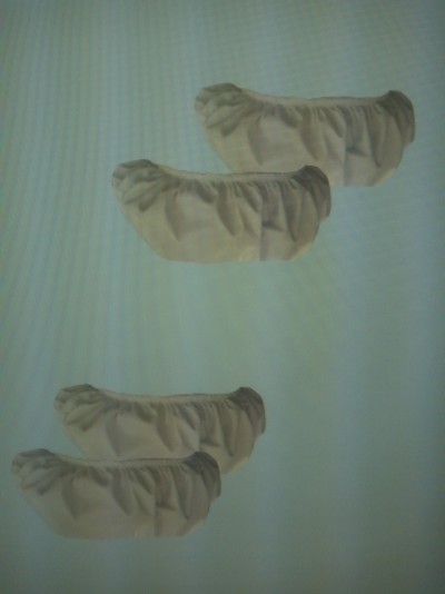 Quatro capas protetoras brancas com elástico em fundo claro