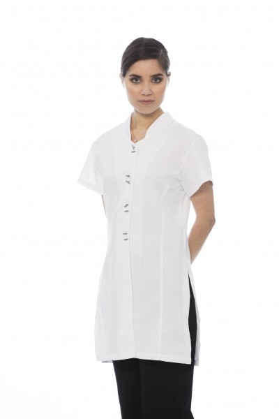 Túnica branca com mangas curtas e fecho de botões metálicos