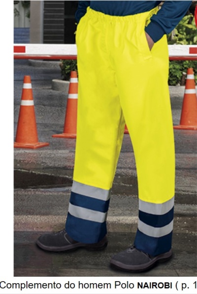 Calças de trabalho amarelas com faixas refletoras e calçado preto em ambiente urbano