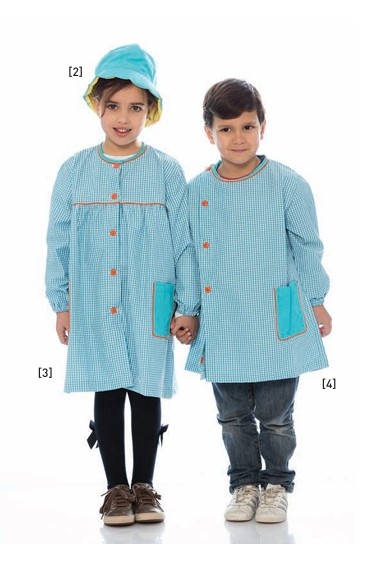 Duas crianças com batas escolares azuis e chapéus, em fundo branco.