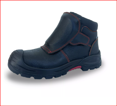 Bota de trabalho preta com costuras vermelhas e sola preta com detalhe vermelho