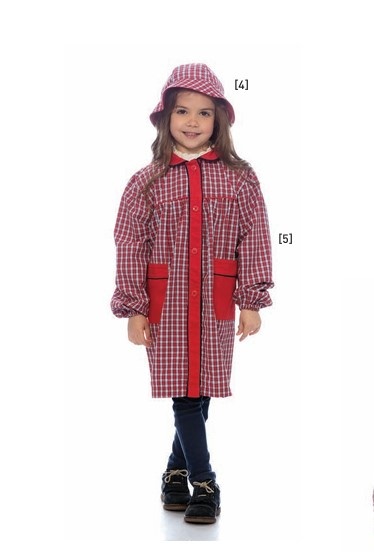 Menina vestindo casaco xadrez vermelho e branco com chapéu combinando, calças escuras e sapatos pretos.