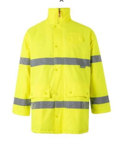 Casaco amarelo neon de alta visibilidade com faixas refletoras cinza e bolsos frontais.