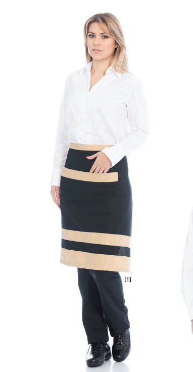Mulher com camisa branca, saia avental preta com faixas beige e calças pretas