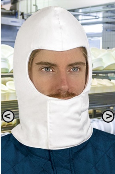 Capuz branco de proteção com abertura para olhos em ambiente industrial alimentar