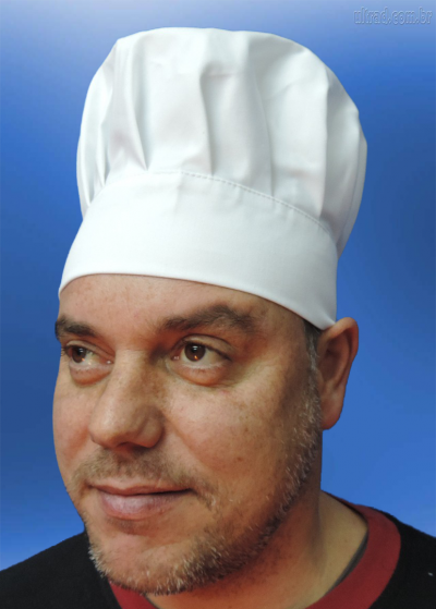 Homem com chapéu de chef branco em fundo azul