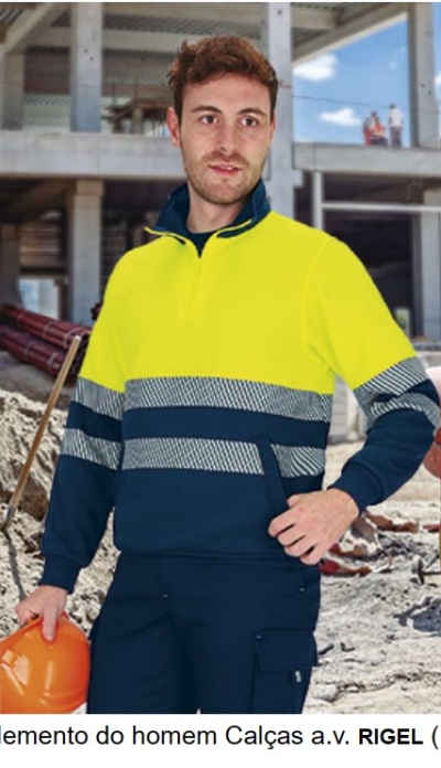 Camisola de alta visibilidade amarela e azul escuro com faixas refletoras e calças azuis num canteiro de obras