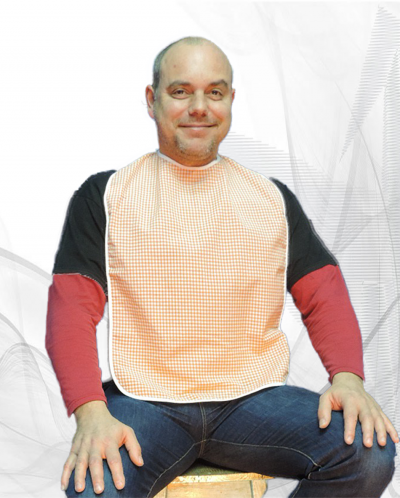 Babete laranja e branco em homem sentado de calças azuis.