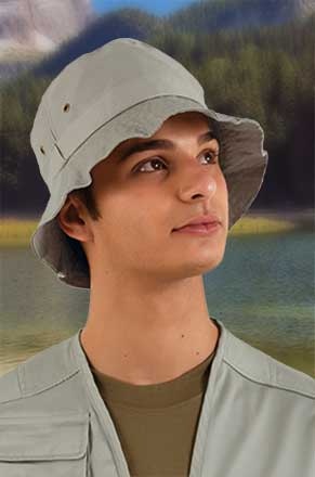 Jovem a usar chapéu tipo pescador cinza claro ao ar livre perto de lago