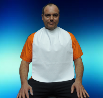 Homem com camiseta laranja e babete branco sentado contra fundo azul