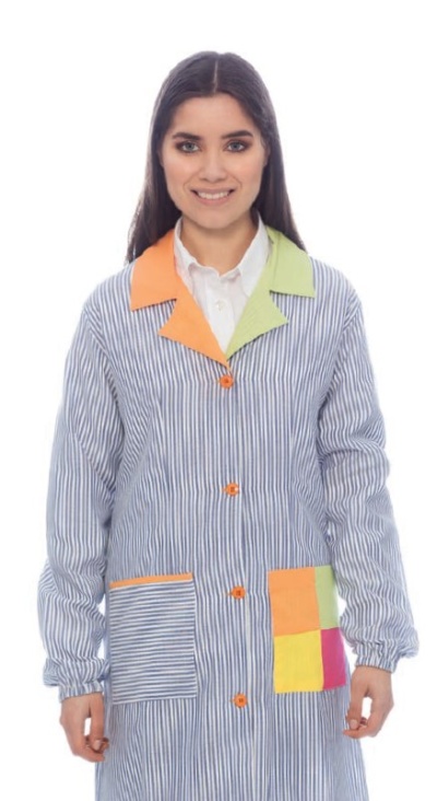 Casaco comprido às riscas azuis e brancas com gola colorida e bolsos com padrão de blocos coloridos