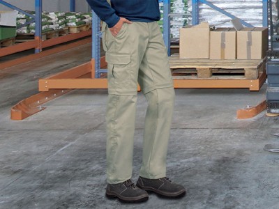 Calças cargo bege com bolsos laterais num armazém