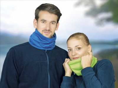 Homem e mulher usando polainas para pescoço azuis e verdes em ambiente exterior