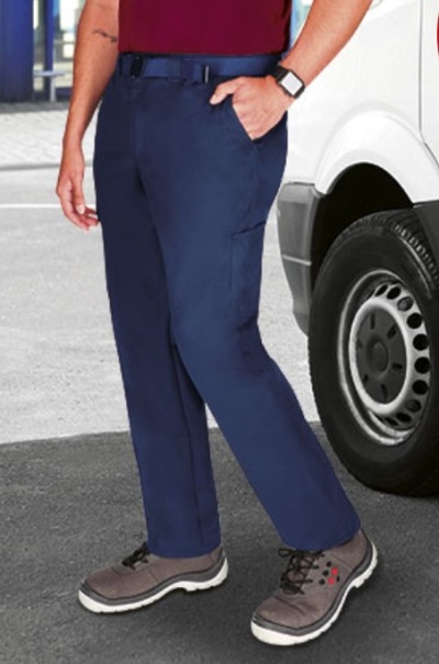 Calças azuis escuras com sapatos casuais cinza e carrinha branca ao fundo