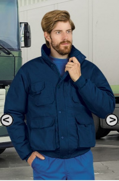 Homem com casaco azul e camião ao fundo