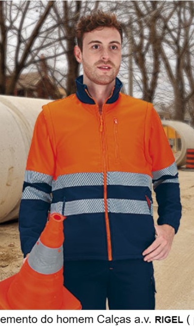 Casaco de segurança laranja e azul com faixas refletoras em cenário de construção