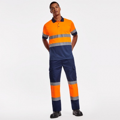 Polo laranja fluorescente com faixas refletoras e calças azuis escuras com faixas refletoras
